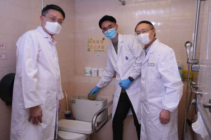 Prof. Yeung King-Lun (first left) and Prof. Joseph Kwan (first right) inspected the trial of AMGel in an elderly home under HOHCS.