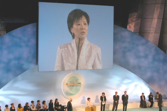 叶教授（图中屏幕显示）是首位获得欧莱雅联合国教科文组织颁发世界杰出女科学家成就奖的中国女生物科学家。