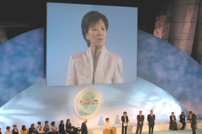 葉教授（圖中屏幕顯示）是首位獲得歐萊雅聯合國教科文組織頒發世界傑出女科學家成就獎的中國女生物科學家。