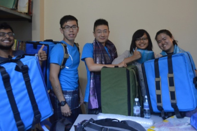 靖婷（右一）和团队设计及制作了创新的可㩦带配药箱，使柬埔寨的非政府组织工作人员能够更有效地在金边的贫民窟送药。 