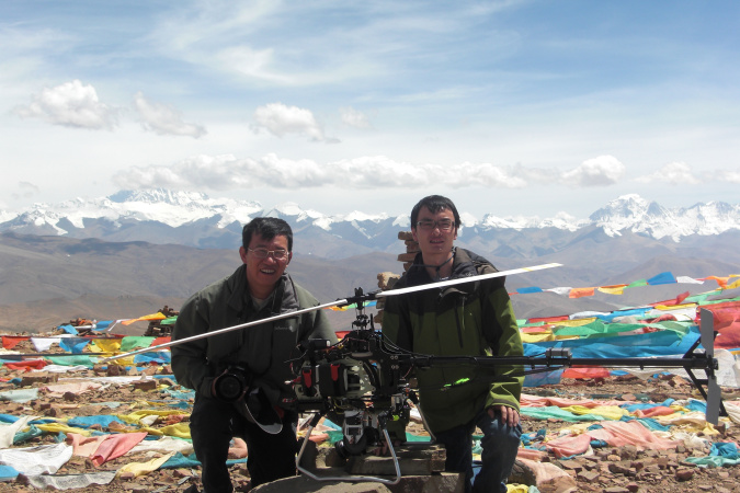 Prof. Li and then postgraduate student Frank Wang, founder of DJI, preparing for the early drone test ight over Mount Everest.