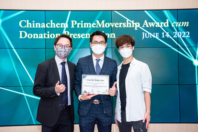 Iain (center) was presented with a Chinachem PrimeMovership Scholarship for his outstanding performance and social impact delivered in the project.