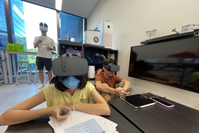 HKUST postgraduate student Iain Lam uses VR technology and “play to learn” approach to help primary and secondary students with learning difficulties. In the immersive VR learning environment, SEN students, who may be easily distracted in a traditional classroom, are able to focus for at least 20 minutes and complete required tasks.