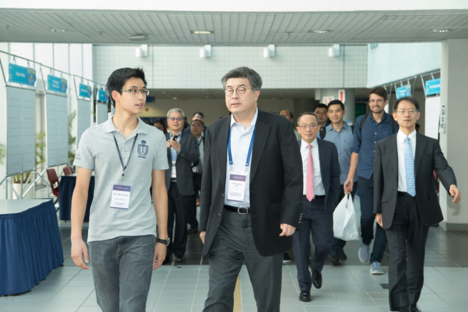 Johnson（左一）在2018年亚洲院长论坛举行期间带领海外学者参观科大校园。