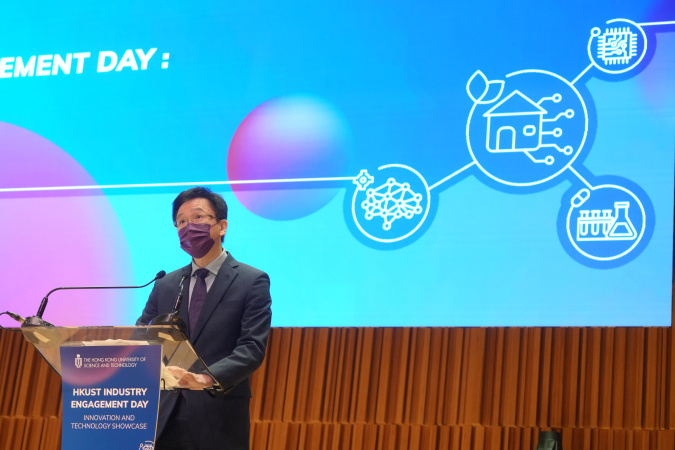 Prof. Sun Dong, Secretary for Innovation, Technology and Industry of the HKSAR Government, delivers a speech at the session.
