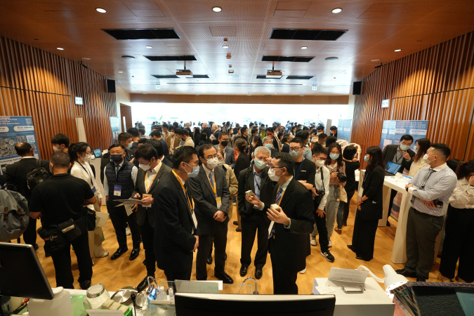 Hundreds of attendees from business, industrial, academic and technology sectors explore the inventions spanning four strategic research areas displayed at the HKUST Industry Engagement Day.