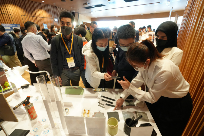 Hundreds of attendees from business, industrial, academic and technology sectors explore the inventions spanning four strategic research areas displayed at the HKUST Industry Engagement Day.