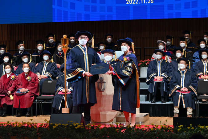 HKUST Council Chairman the Hon. Andrew Liao Cheung-Sing (center) installs the new President Prof. Nancy Ip (right).  University Treasurer Mr. Stephen Yiu Kin-Wah (left) presents her a copy of the University Ordinance and the Seal of the University.