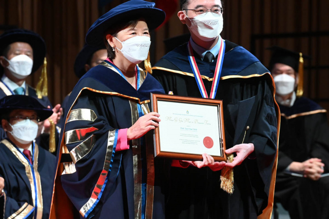 叶玉如教授（左）向计算机科学及工程学系的蔡友集教授（右）颁发「祁敖卓越教学服务奖章」。
