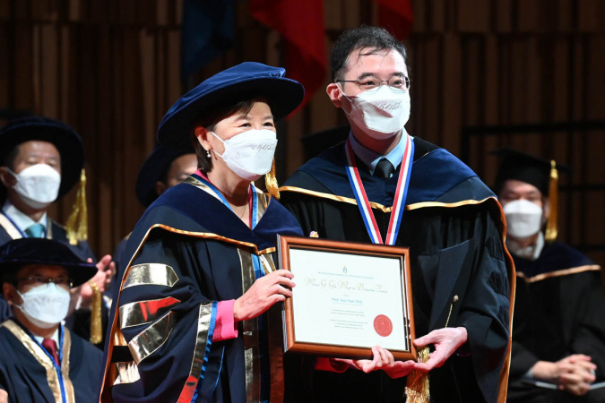 Prof. Nancy Ip (left) presented the Michael G. Gale Medal for Distinguished Teaching to Prof. Desmond Tsoi Yau-Chat (right) of the Department of Computer Science and Engineering.