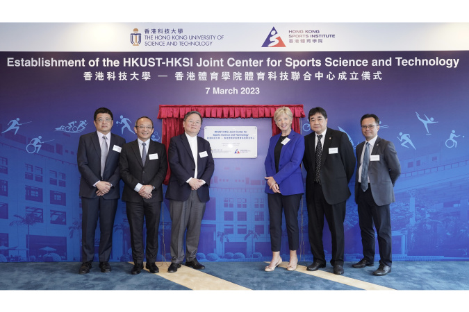 HKUST Acting President Prof. Guo Yike (3rd left), HKSI Chief Executive Dr. Trisha Leahy (3rd right), Vice-President for Research and Development Prof. Tim Cheng (2nd left), HKSI Deputy Chief Executive Mr. Tony Choi (2nd right), Director of the Center and Chair Professor of HKUST’s Department of Mechanical and Aerospace Engineering Prof. Zhang Xin (1st left), and HKSI Coordinator of the Center and Director of Elite Training Science & Technology Dr. Raymond So (1st right) unveiled the plaque for the Center.