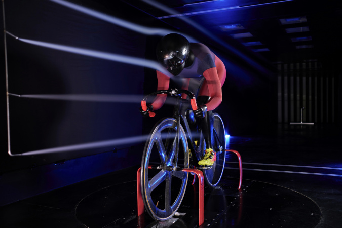 于科大风洞中利用全尺寸自行车人体模型进行的烟雾可视化试验，能有助了解运动员周遭的主要空气流动现象，以便研究团队为单车器材和服装进行优化。
