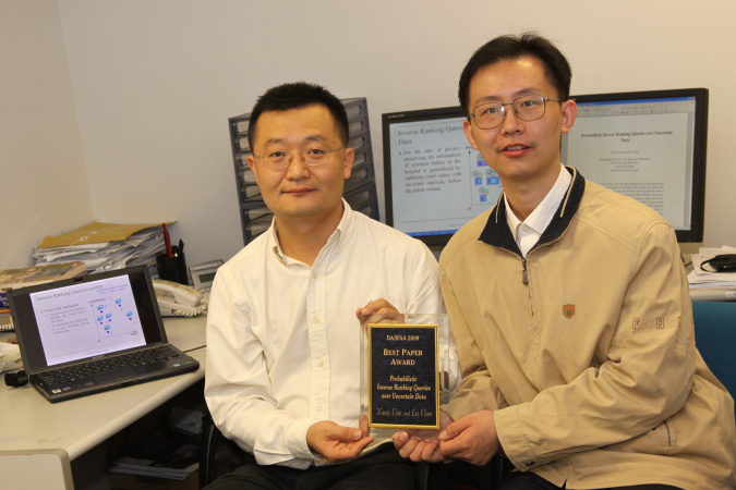 科大計算機科學及工程學系助理教授陳雷（左）及其博士生連翔獲「數據庫高級應用最佳論文獎2009」。