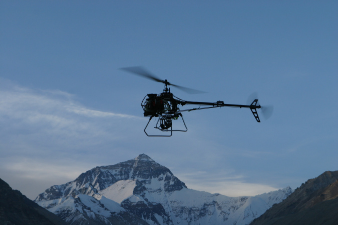 无人直升机向珠穆朗玛峰进发