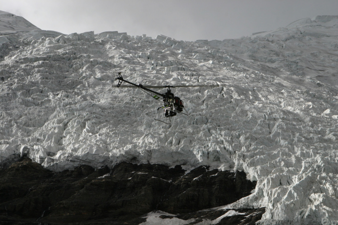 無人直升機飛越冰川
