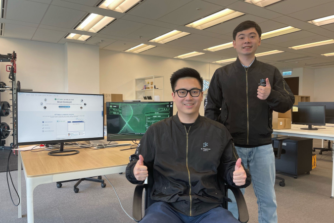 科大校友盛毅旻（左）與吳凡將ChatGPT與他們的區塊鏈服務平台結合，以人工智能輔助法律服務。