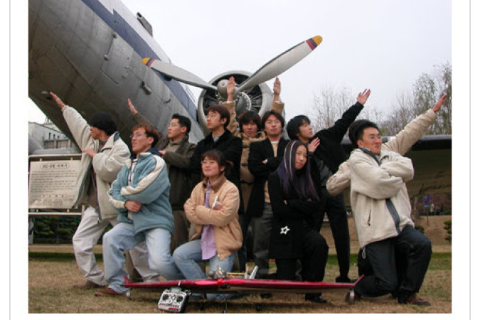 金多貞 （前排中間穿杏色外套） 2004年修讀航空航天工程，與同學合照。