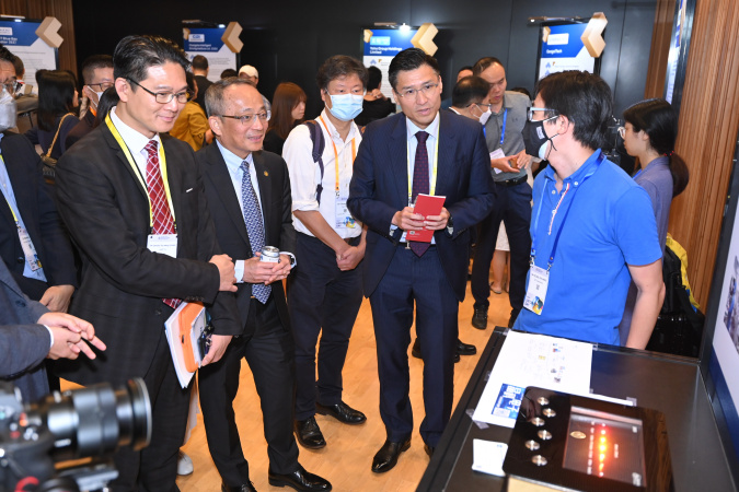 科大副校长郑光廷教授（左二）与两位立法会议员梁子颖议员（左一）和邱达根议员（左四）听取晶科电子的介绍。