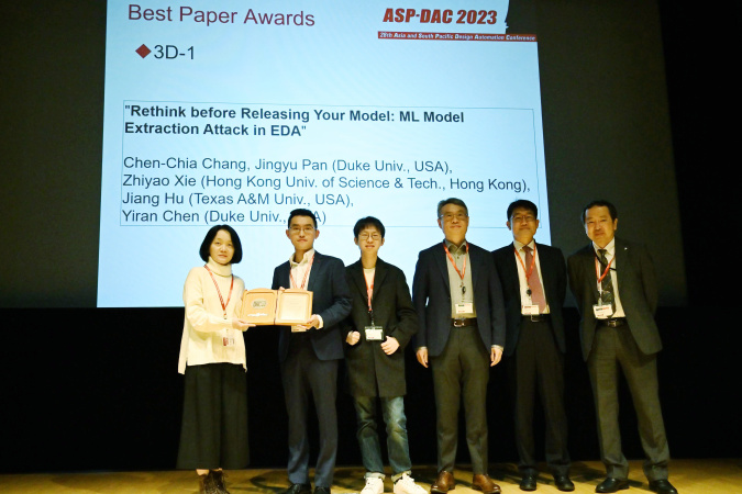 亞洲及南太平洋設計自動化會議於2023年1月在東京舉行，謝教授（左三）與其論文合著者在會上獲授「最佳論文獎」。