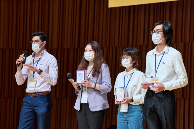 HKUST-Sino One Million Dollar Entrepreneurship Competition received high-quality entries from around the world, spanning industries such as AI and medical. The photo shows FLASH Diagnostics team, who won Gold Award, Global Investment Award and GF Innovation Award in 2022, delivering an elevator pitch.