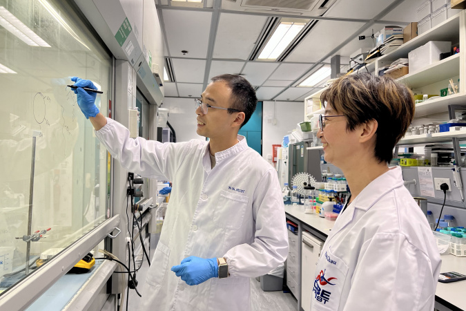 HKUST graduate Dr. Yu Yu (left) has co-founded a start-up with his mentor Prof. Chau Ying (right) to put their research into application. 