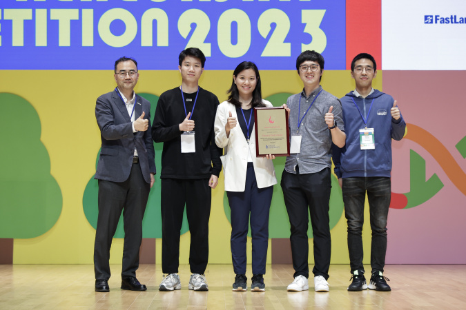 Dr. Shin Cheul Kim, HKUST Associate Vice-President for Research and Development (Knowledge Transfer) (1st left), presents the Elevator Pitch Award to Elevatefoods.