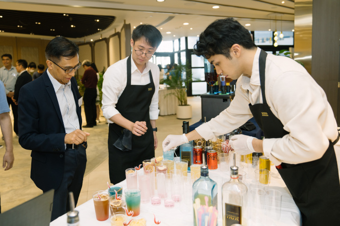 由工学院校友创立的初创公司XOXO Beverages，以全港首部自动调酒机即场制作卖相精致的鸡尾酒，供嘉宾品尝。 