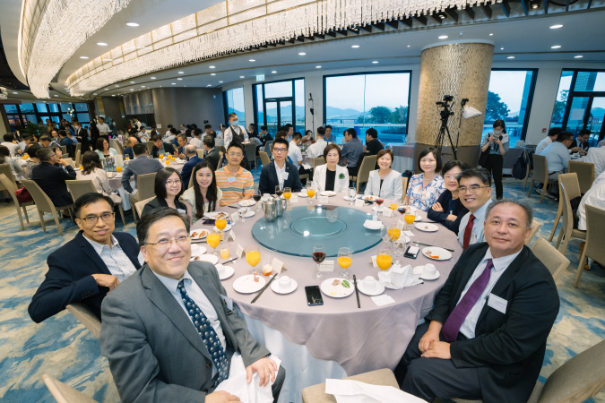 中學校長、副校長和老師們齊聚香港科技大學工學院院長獎學金頒獎典禮。