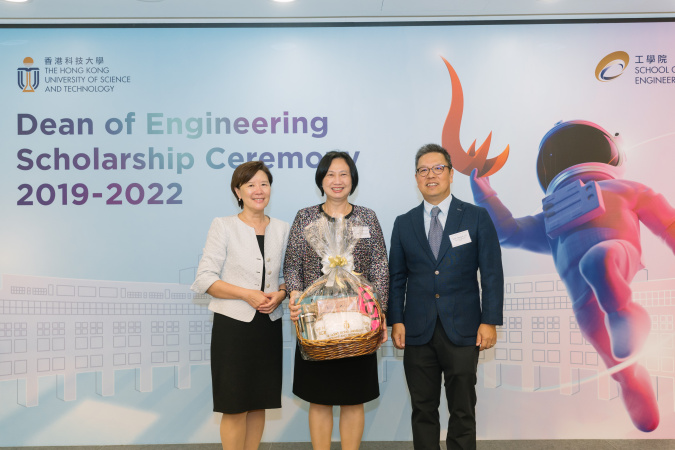 President Prof. Nancy Ip and Dean of Engineering Prof. Hong K. Lo presented the grand prize to Ms. Nancy Lee Lan-Yuen, Principal of St. Margaret's Co-Educational English Secondary and Primary School, during the highly anticipated lucky draw session.