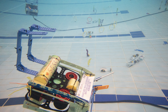 參賽隊伍以手動控制水底機械人完成多項水底任務。 