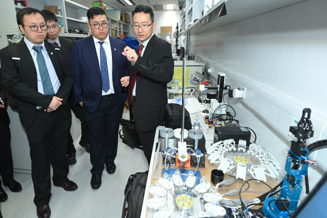 KF delegation visits Prof. Yang Jinglei’s lab and its AI + Robotics empowered high-throughput autonomous R&D platform, which could design, manufacture, and characterize green and sustainable materials and structures.