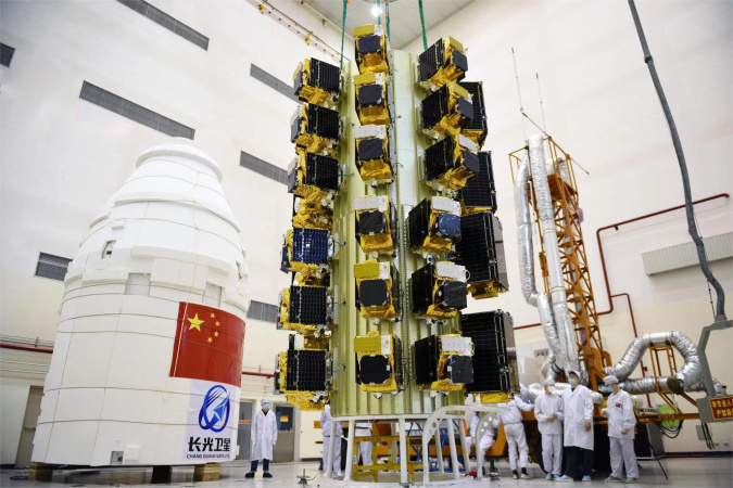 长光卫星是中国第一家商业遥感卫星公司，已透过21次成功发射，实现108颗卫星在轨运行，建成目前全球最大的亚米级商业遥感卫星星座。图为长光卫星研究人员为卫星发射进行组装。（长光卫星公司提供）