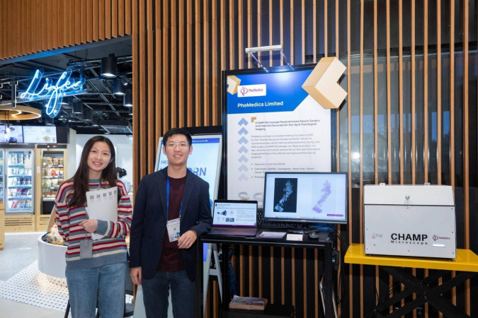 MPhil student Lauren Tsui (left) and PhD student Victor Tsang, both co-founders of PhoMedics, at HKUST Unicorn Day 2023