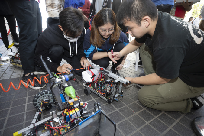 Before the contest, both teams were given one-minute preparation time to place their robots and set up.