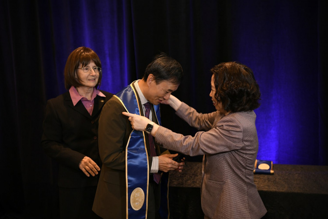 陳雙幸教授（中）於2023年11月在美國加州舉行的第二屆年度卓越研究國際論壇上，獲授Sigma Xi科學研究學會院士銜。