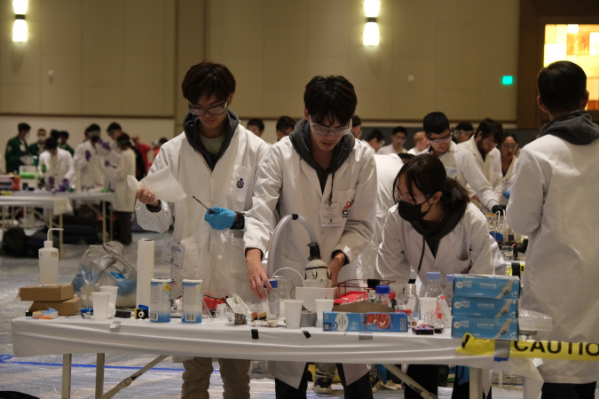 The HKUST Chem-E-Car Team implemented a system of thermoelectric generators as the core of their car’s power source, a novel approach that is critical to their success in the competition.