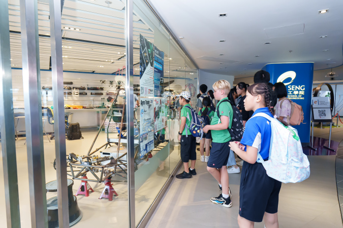 Students visited the Fei Chi En Dream Team Open Lab at the Engineering Commons during the campus tour.