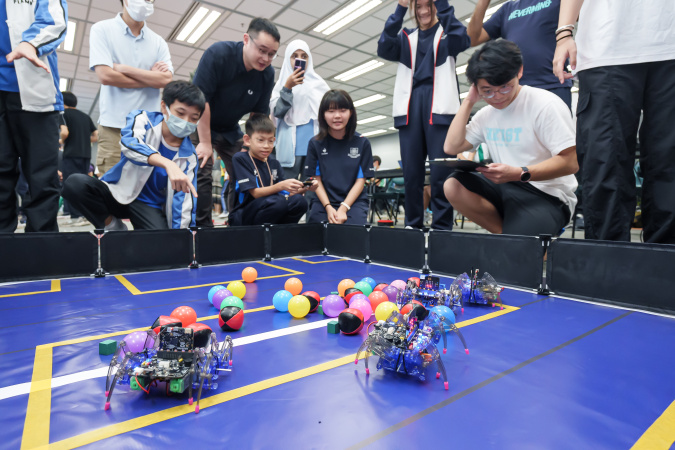 In the joint-team game, the spider robots needed to move the blocks and balls from the center pick-up zone to the home area located on each side.