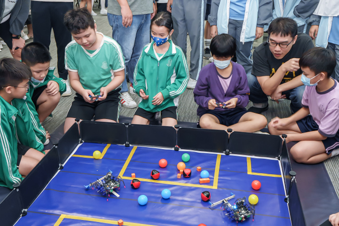In the joint-team game, the spider robots needed to move the blocks and balls from the center pick-up zone to the home area located on each side.