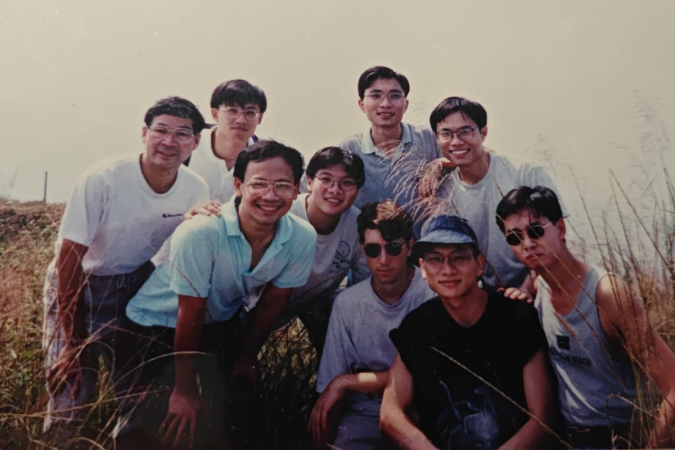 In his old days as an undergraduate student, Prof. Tim Woo (top row, first right) went on a hiking trip with his HKUST classmates and professors.