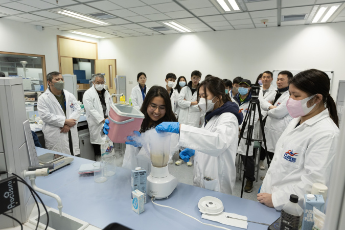 參加者在化學及生物工程學系的食品科技實驗室進行實驗。