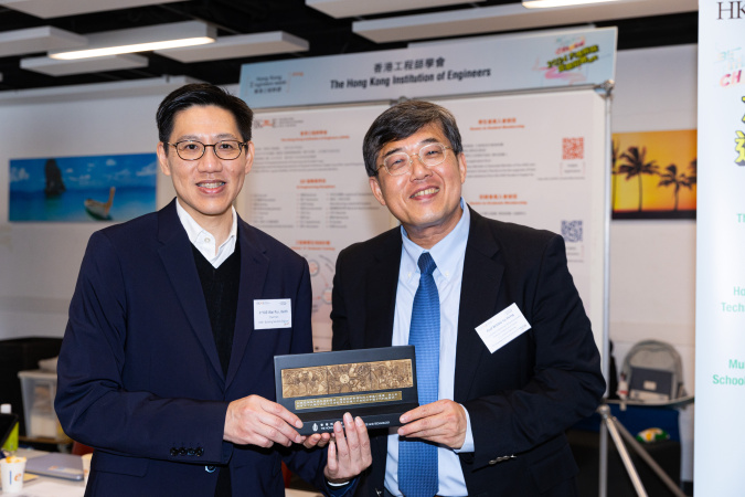 Ir Yue Wai-Pui (left), Co-Chairman of Career Fairs Organizing Committee, and Prof. Wang Yu-Hsing (right), Associate Dean of Engineering (Undergraduate Studies)