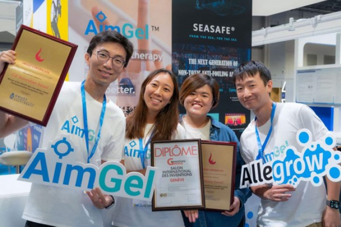 Melody (右二) 與 Allegrow 另一聯合創辦人劉知明博士 (左) 及他們的團隊合照。