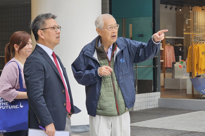 Prof. Woo, pointing to the hill near the campus’ north entrance, shared that the hill was artificially made back then to block outsiders’ view of the planned British military camp, which later became the site of the HKUST campus. 