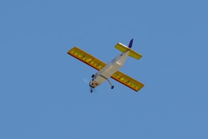 科大航模队的遥控飞机在空中飞行。