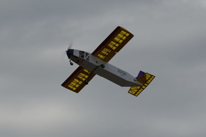 科大航模隊的遙控飛機在空中飛行。