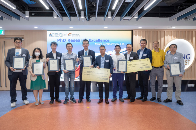 All the award recipients and their PhD advisors joined the Dean of Engineering Prof. Hong K. Lo (center), Associate Dean of Engineering (Research and Graduate Studies) Prof. Richard So (fourth right), Chair of Engineering Research Committee Prof. Li Zhigang (second right), and CSE Department Head Prof. Zhou Xiaofang (third right) for a group photo.