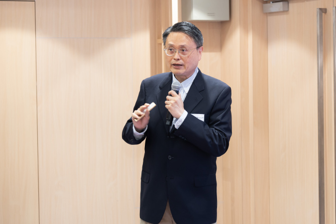 Prof. Yeung King-Lun delivered a presentation in the topic of “Sustainable Green Technologies for a Healthy Living Environment”.