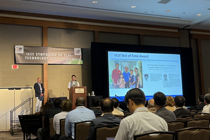 Prof. Patrick Yue expressed his gratitude to former PhD advisor Prof. S. Simon Wong upon receiving the Test of Time Award at the 2024 IEEE Symposium on VLSI Technology and Circuits, held in Honolulu, Hawaii on June 16-20, 2024.