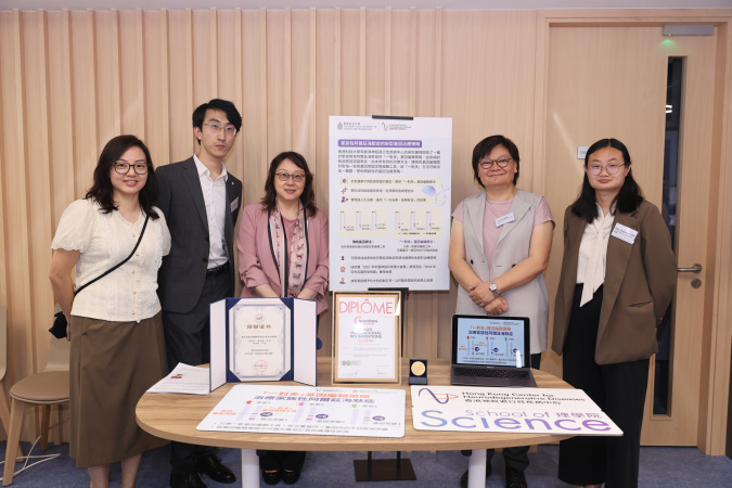 Dr. Fanny Ip (3rd left), Prof. Amy Fu (2nd right) and research team members